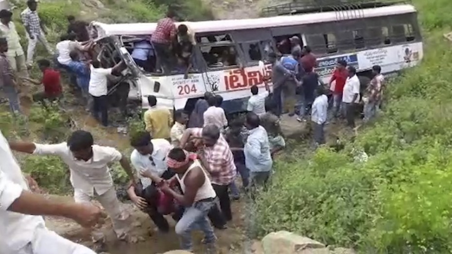 Ινδία: Τουλάχιστον 55 νεκροί από πτώση λεωφορείου σε χαράδρα