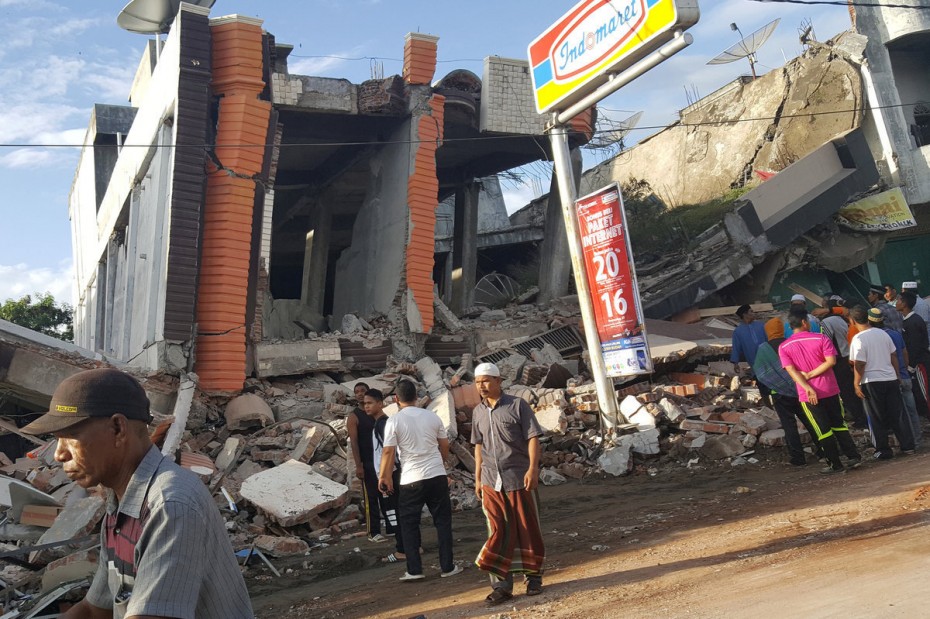 Εκατοντάδες νεκροί στην Ινδονησία μετά τον ισχυρό σεισμό