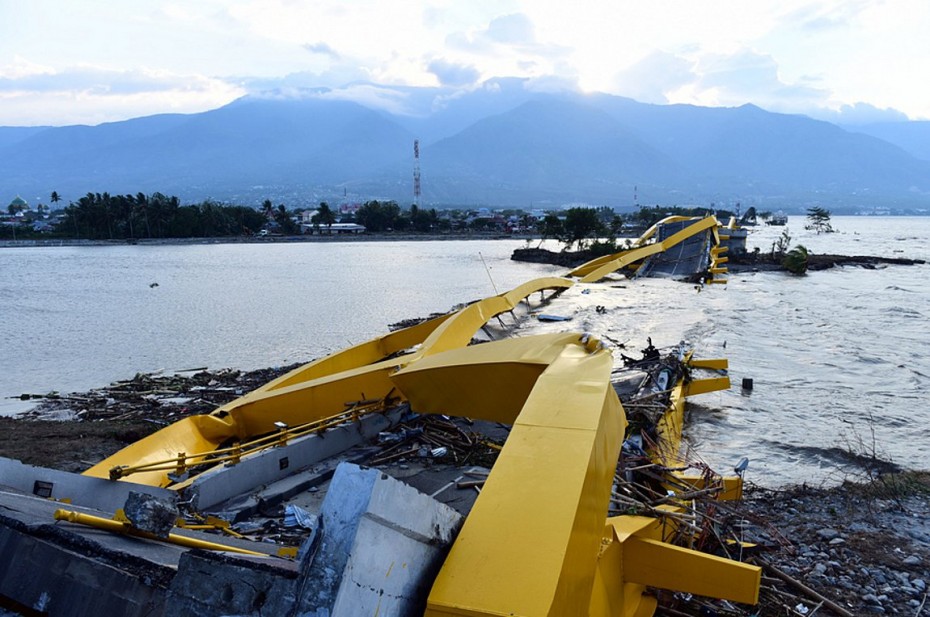 Απίστευτη τραγωδία στην Ινδονησία με τουλάχιστον 832 νεκρούς από το σεισμό και το τσουνάμι