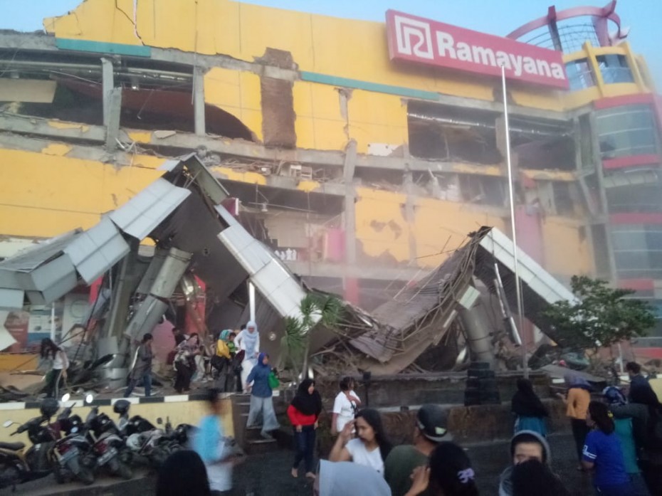 Βίντεο: Ισχυρό τσουνάμι χτυπά νησί της Ινδονησίας