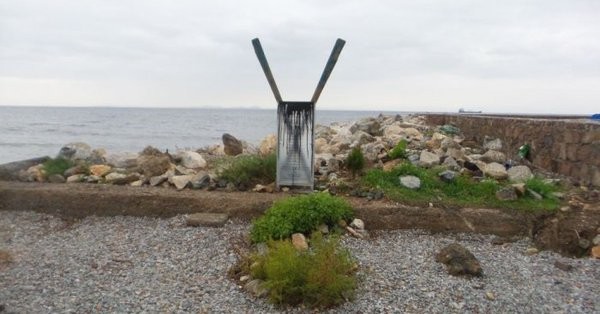 Κατέστρεψαν μνημείο για νεκρούς πρόσφυγες στη Μυτιλήνη
