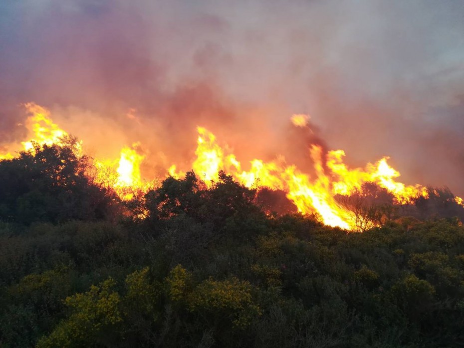 Ισχυρότατη πυρκαγιά στο χωριό Ζόλα στην Κεφαλονιά