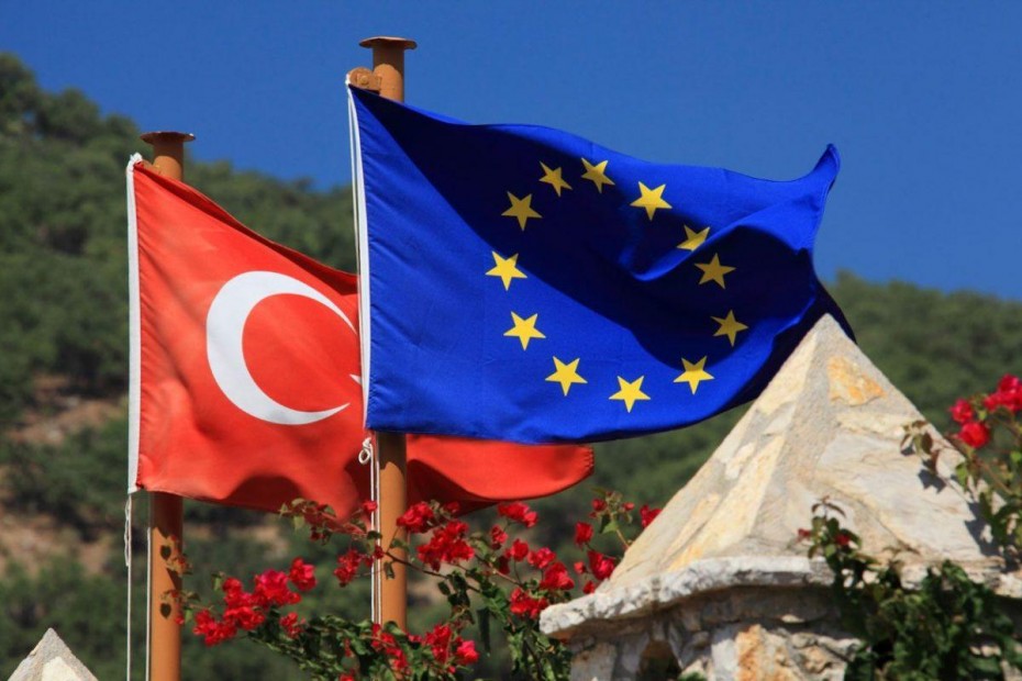 Με «μαχαίρι» στα κονδύλια για το προσφυγικό απειλεί την Τουρκία η Κομισιόν