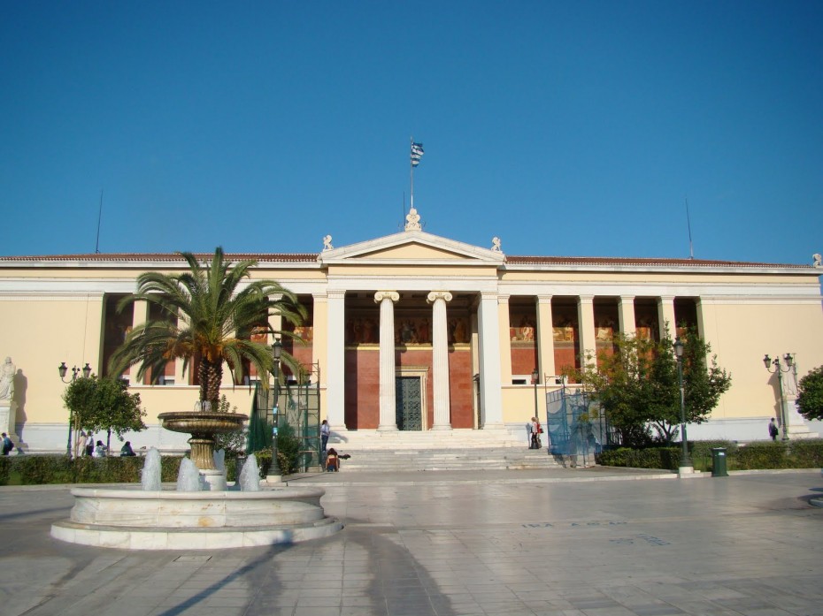 Φοιτητές έχουν εγκλωβίσει καθηγητές στο κτήριο της Συγκλήτου του Πανεπιστημίου Αθηνών
