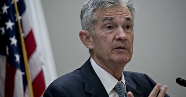 Σε σταδιακή αύξηση των επιτοκίων της Fed «έδειξε» ο Πάουελ