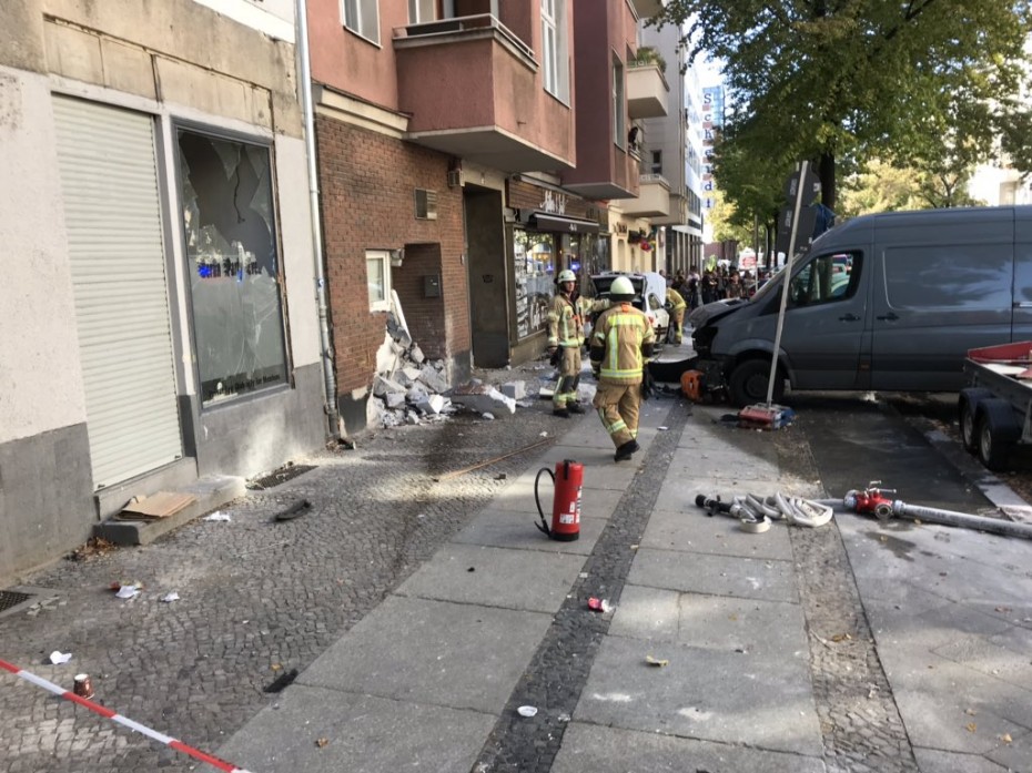Τραυματίες στο Βερολίνο από πτώση αυτοκινήτου σε καφέ