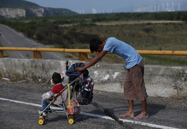 «Μπαρούτι» στα σύνορα ΗΠΑ - Μεξικού με τους μετανάστες