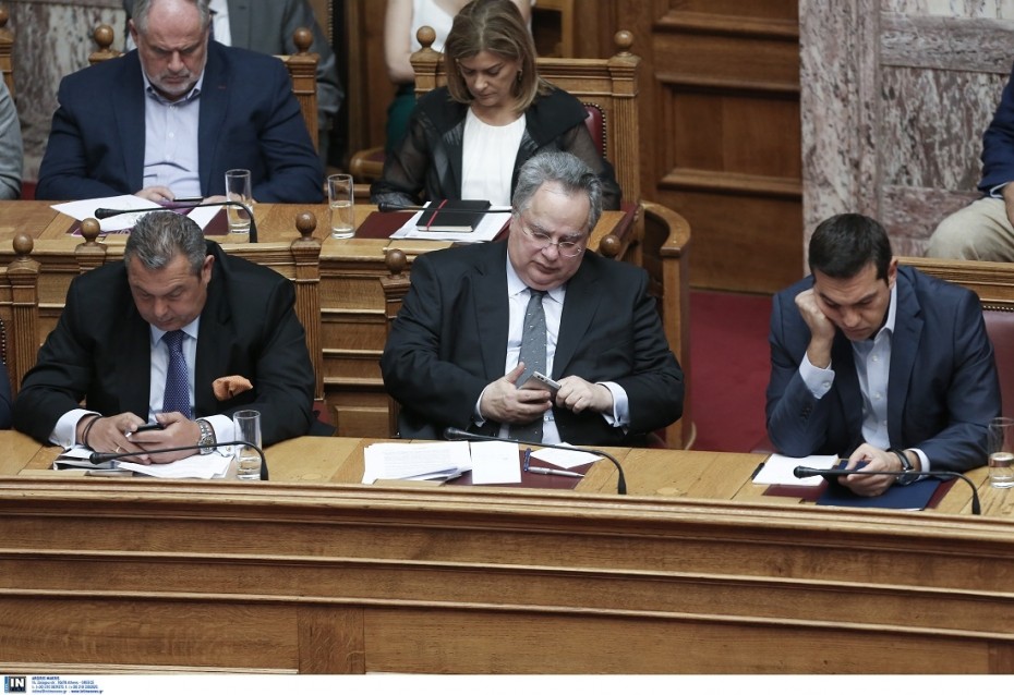 «Παραλύει» η κυβέρνηση... στη σκιά του Σκοπιανού