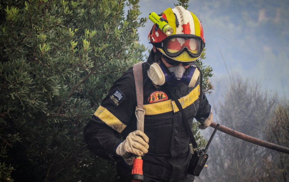 Πλησιάζει τα πρώτα σπίτια η πυρκαγιά στη Σάρτη Χαλκιδικής