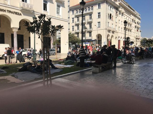 Θεσσαλονίκη: Στα Διαβατά μεταφέρονται οι πρόσφυγες στην πλατεία Αριστοτέλους