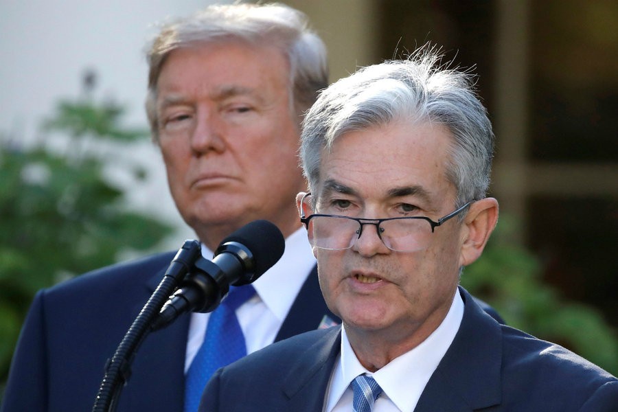 Ο Τραμπ στοχοποιεί τον διοικητή της Fed