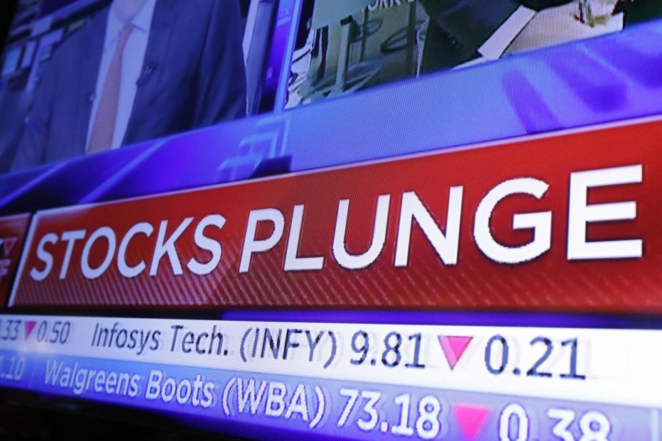 «Γκρεμίζεται» η Wall Street, «βουτιά» 300 μονάδων για τον Dow J