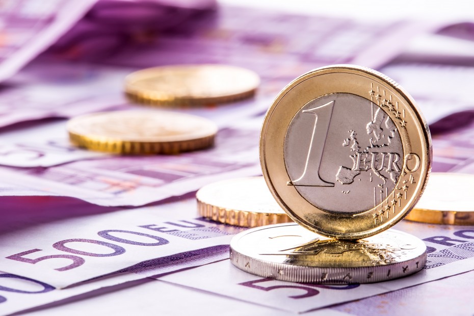 Σε χαμηλό 16 μηνών το ευρώ, «βουτιά» και για τη στερλίνα