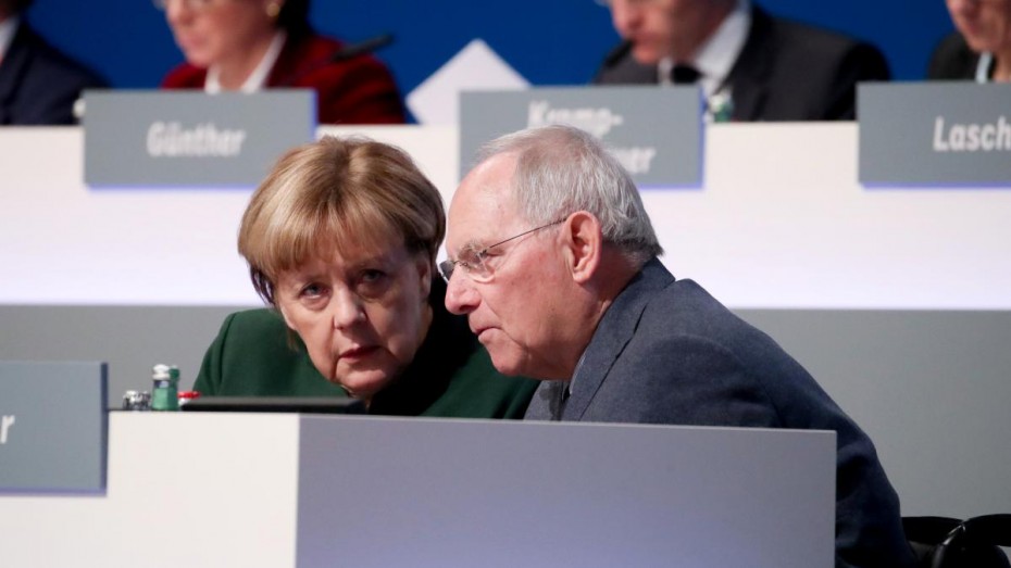Σόιμπλε: Δεν είναι το τέλος του κόσμου η αποχώρηση Μέρκελ από το CDU