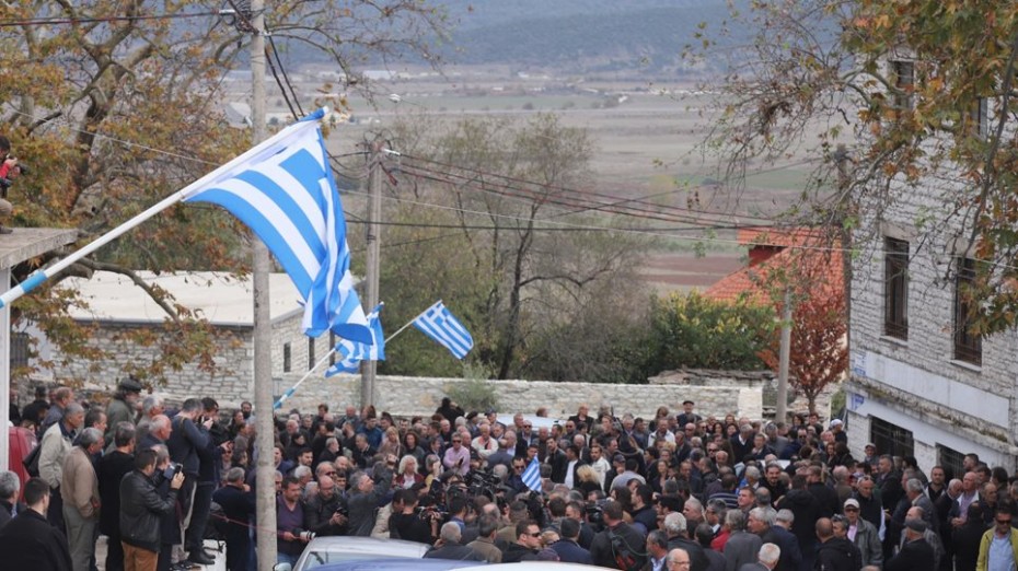 Πλήθος κόσμου στην κηδεία του Κωνσταντίνου Κατσίφα