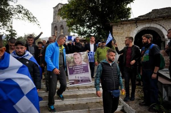 Προσαγωγές 5 ομογενών από την αλβανική αστυνομία στην κηδεία Κατσίφα