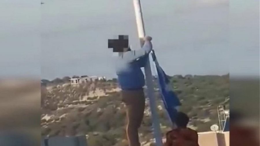 Κρήτη: Γάλλοι φοιτητές κατέβασαν τη σημαία στις Δαφνές