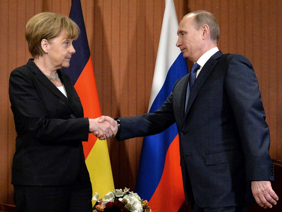 Ο Πούτιν ζητεί από την Μέρκεκ να βάλει... «πλάτη» στην κρίση με το Κίεβο