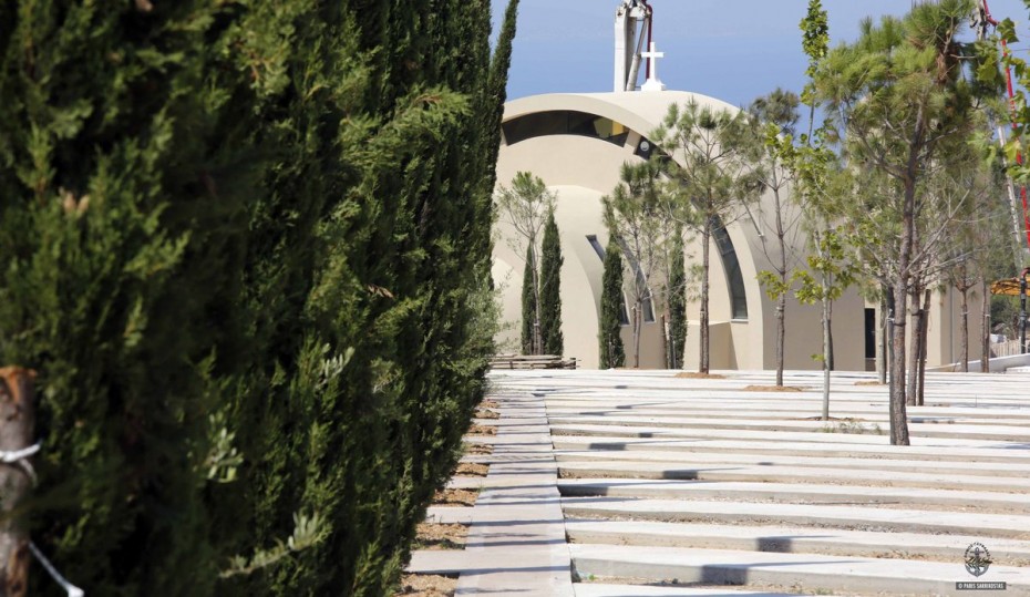 Μνημείο για τους πεσόντες της Πολεμικής Αεροπορίας μέσα στο νέο κοιμητήριο Γλυφάδας