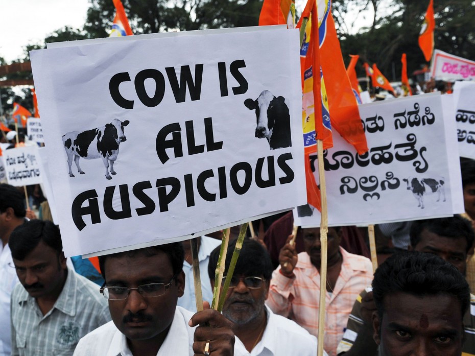 Αιματηρές διαδηλώσεις στην Ινδία για ένα σφαγείο αγελάδων