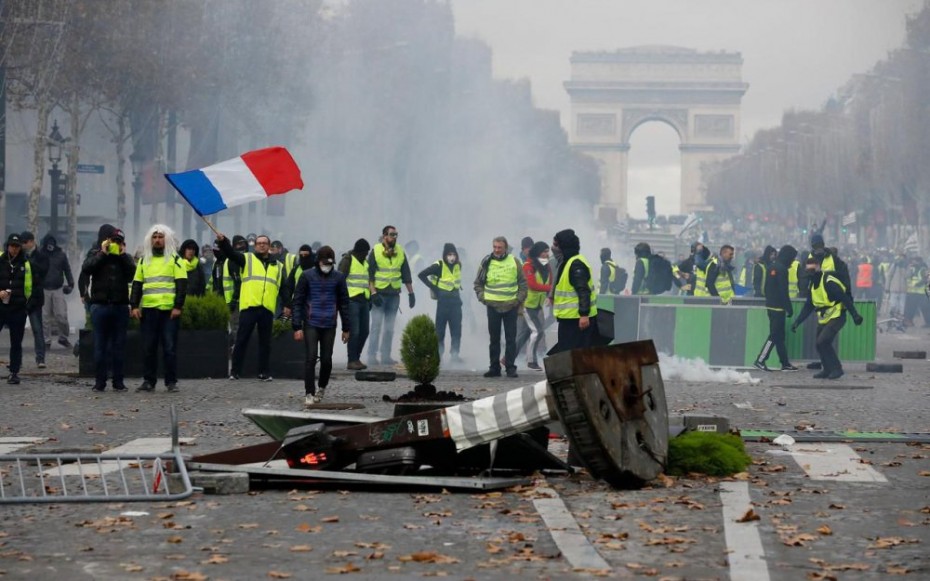 «Πολιορκημένη» πόλη το Παρίσι από τα «κίτρινα γιλέκα»