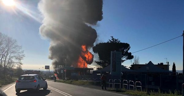 Δύο νεκροί και δέκα τραυματίες από έκρηξη σε βενζινάδικο στην Ιταλία