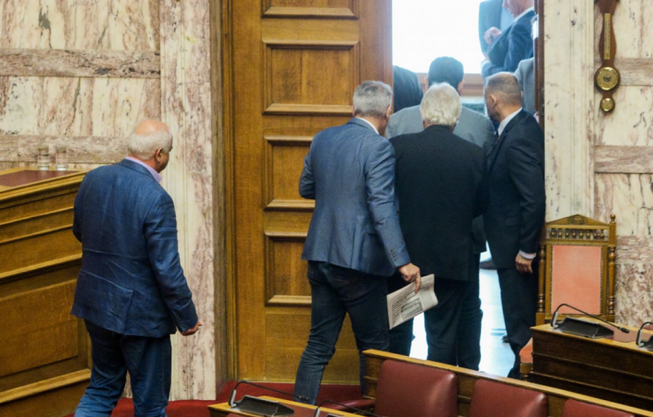 Αποχώρηση ΚΚΕ από τη Βουλή, μετά από το «τσουνάμι» τροπολογιών