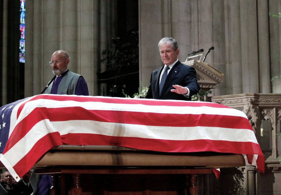 Δάκρυσε ο Τζορτζ Μπους στην κηδεία του πατέρα του