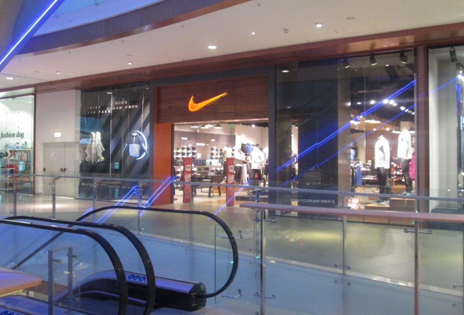Η Nike ακυρώνει τα συμβόλαια με τη Folli Follie
