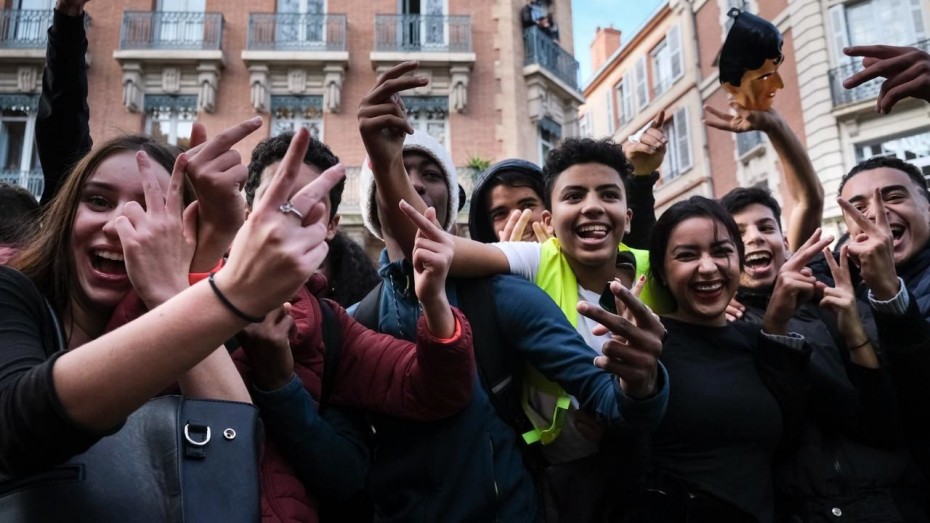 Γαλλία: Οι μαθητές ενώνονται με τα «κίτρινα γιλέκα» και κλείνουν δεκάδες λύκεια