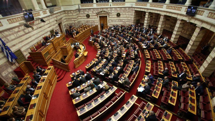 Βουλή: Υψηλοί τόνοι στην Ολομέλεια για τον προϋπολογισμό