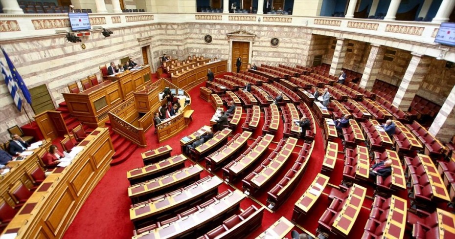 Στη Βουλή η τροπολογία μείωσης των ασφαλιστικών εισφορών για νέους εργαζόμενους