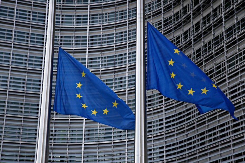 Η Κομισιόν κατηγορεί οκτώ ευρωπαϊκές τράπεζες για καρτέλ