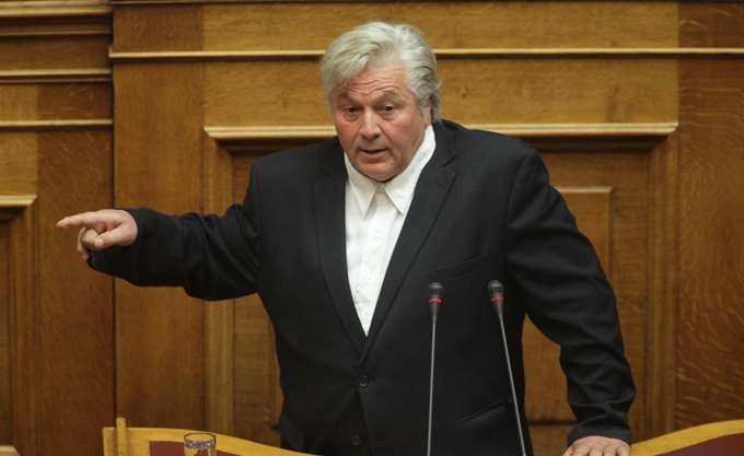 Ψηφίζει Πρέσπες, αλλά δεν παραδίδει την έδρα του ο Παπαχριστόπουλος
