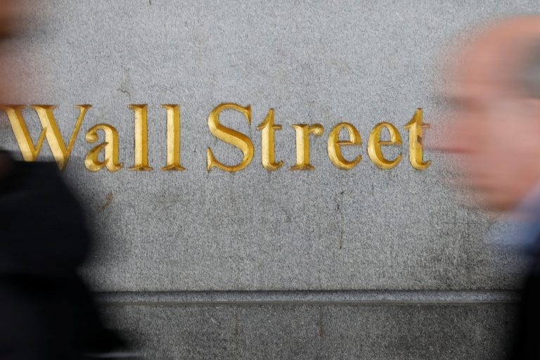 Εταιρικές πιέσεις στην Wall Street, βουτιά 300 μονάδων ο Dow