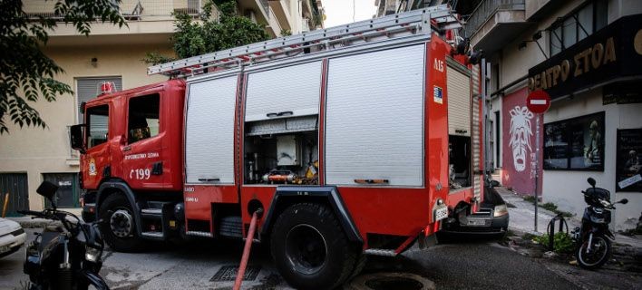 Θεσσαλονίκη: Απεγκλωβίστηκε άνδρας από φλεγόμενο συνεργείο αυτοκινήτων