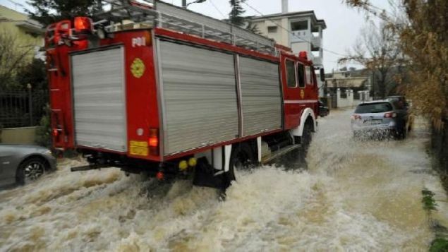 Ποτάμια οι δρόμοι στην Κρήτη, παρασύρθηκαν αυτοκίνητα