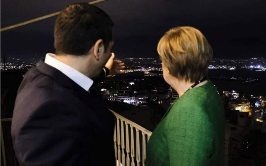 Τσίπρας - Μέρκελ αγναντεύουν τη θέα, ενώ ο εκείνος της μιλά για τα... υπαρξιακά της ΕΕ