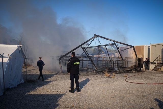 Μεγάλη πυρκαγιά στο hot spot της Μόριας στη Λέσβο