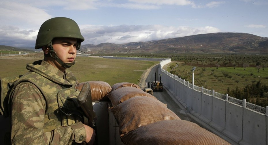 Ο Ερντογάν στέλνει στρατιωτικές ενισχύσεις στα σύνορα με τη Συρία