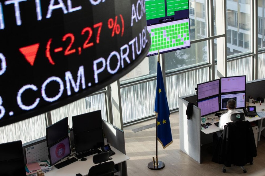 Με έντονες πιέσεις το κλείσιμο των ευρωαγορών την Τρίτη