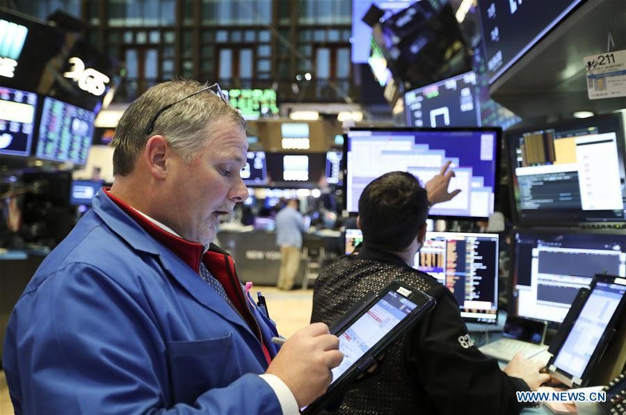 Ο εμπορικός πόλεμος ρίχνει τη Wall Street για την Παρασκευή
