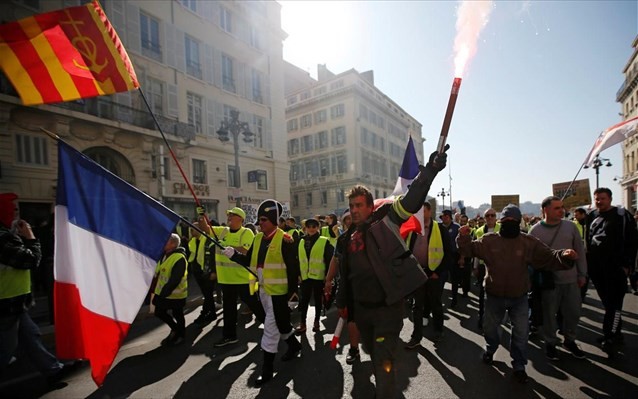 Γαλλία: Τα «κίτρινα γιλέκα» για 15η εβδομάδα στους δρόμους