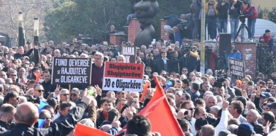 Μαζικές παραιτήσεις βουλευτών της αντιπολίτευσης στην Αλβανία