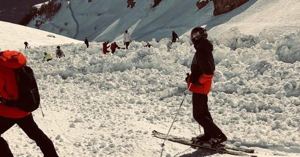 Κοντά στα 10 άτομα αγνοούνται από τη χιονοστιβάδα στην Ελβετία