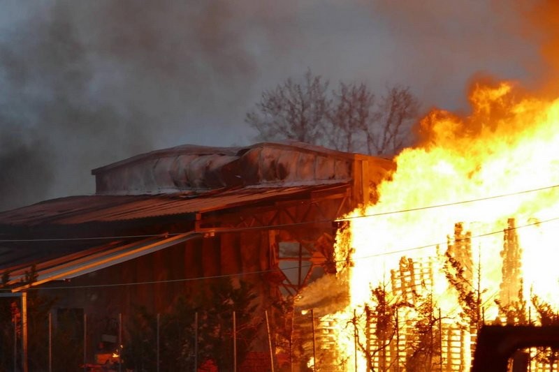 Ανησυχία για την πυρκαγιά σε εργοστάσιο της Λάρισας λόγω φιαλών προπανίου