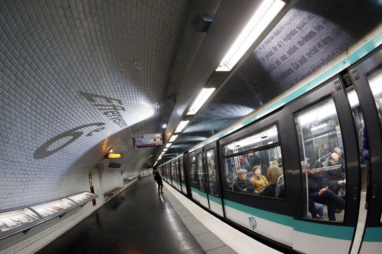 Παρίσι: Επίθεση με οξύ στο μετρό