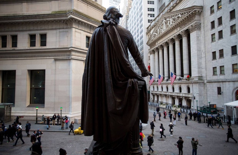 Σε κλοιό πιέσεων η Wall Street