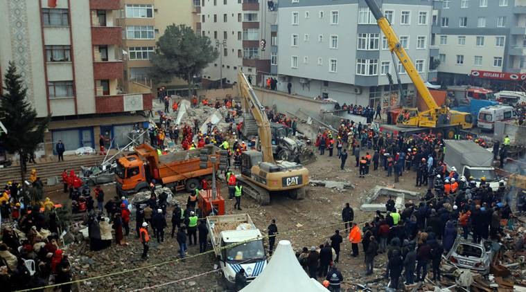 Συλλήψεις 3 ατόμων για την κατάρρευση πολυκατοικίας στην Κωνσταντινούπολη