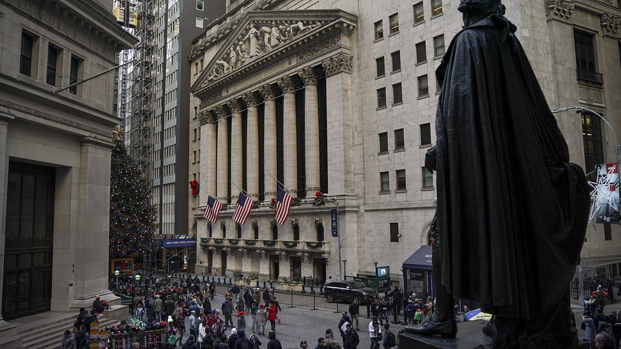Τα πολλά ανοιχτά μέτωπα εμποδίζουν την Wall Street να ανακάμψει